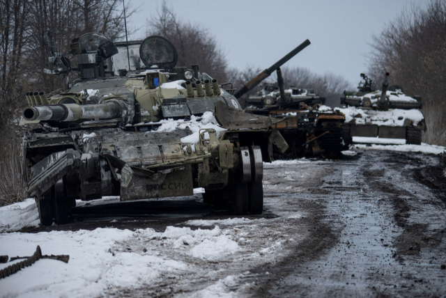 지난 7일(현지시간) 우크라이나 북동부 수미 지역에 파괴된 러시아군 탱크들이 방치돼 있다. /로이터 연합뉴스