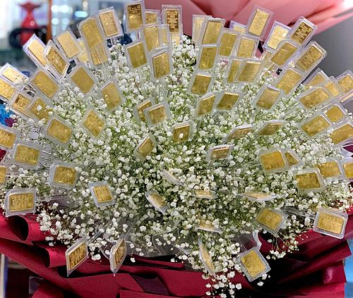 베트남의 한 남성이 세계 여성의 날을 맞이해 3.75kg 상당의 금 꽃다발을 주문 제작해 화제가 됐다./연합뉴스=VN익스프레스 캡처
