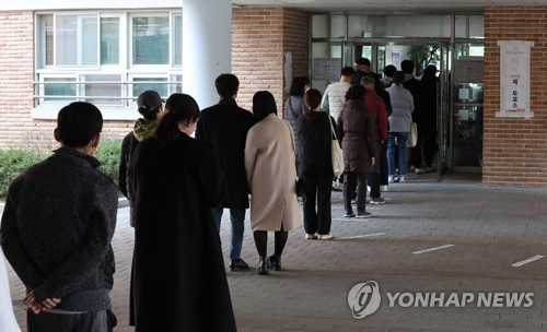 제20대 대통령선거 투표일인 9일 유권자들이 서울 송파구 송례중학교에 설치된 투표소에서 투표를 기다리고 있다./연합뉴스