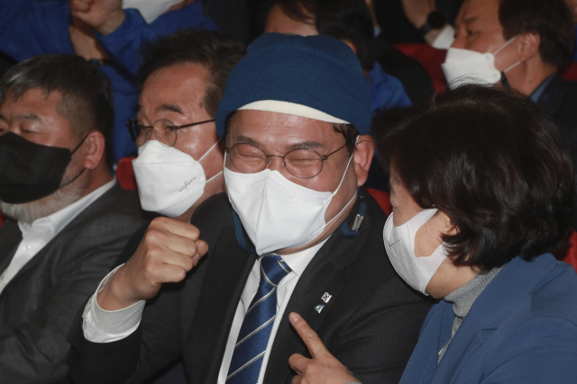 송영길(오른쪽 두 번째) 더불어민주당 대표가 9일 오후 서울 여의도 국회 의원회관에 마련된 개표 상황실에서 출구조사 결과 발표를 지켜보며 주먹을 쥐어보이고 있다. 성형주 기자