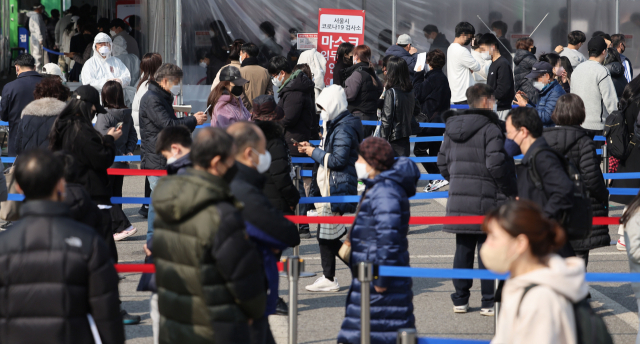 신종 코로나바이러스 감염증(코로나19) 신규 확진자 수가 역대 최다인 34만2446명을 기록한 9일 오후 서울 잠실종합운동장 제2주차장 임시선별검사소를 찾은 시민들이 코로나19 검사를 위해 대기하고 있다. /연합뉴스