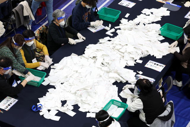 9일 오후 서울 마포구민체육센터에 마련된 제20대 대통령선거 개표소에서 개표 작업이 진행되고 있다. /연합뉴스