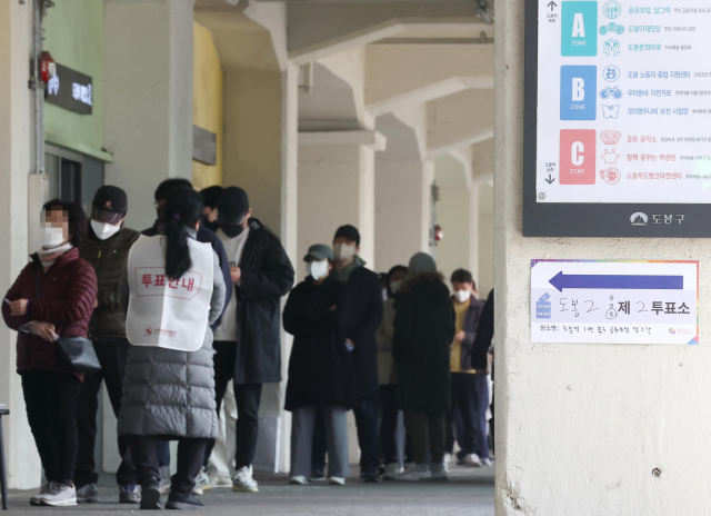 제20대 대통령 선거 투표일인 9일 오후 서울 도봉구 공유부엌 달그락에 설치된 도봉2동 제2투표소에서 유권자들이 투표를 기다리고 있다. 연합뉴스