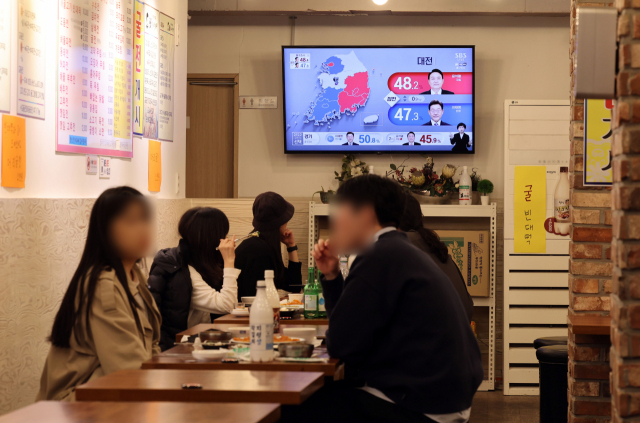 제20대 대통령선거일인 9일 오후 서울 마포구 망원시장의 한 음식점 TV 화면에 출구조사 발표가 나오고 있다. 연합뉴스