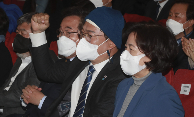 송영길 더불어민주당 대표가 9일 오후 서울 여의도 국회 의원회관에 마련된 개표 상황실에서 출구조사 결과 발표를 지켜보며 주먹을 쥐어보이고 있다./성형주 기자