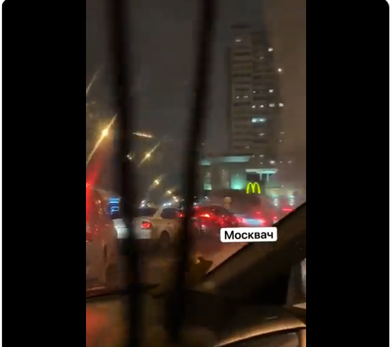 8일(현지시각) 맥도날드가 러시아에서 영업 중단을 하겠다고 밝히자 러시아의 맥도날드 드라이브스루로 구매하려는 차량 행렬이 이어졌다./트위터 캡처