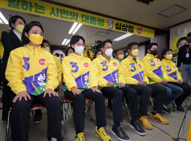 여영국 정의당 대표(왼쪽 네번째)와 당직자들이 9일 서울 여의도 중앙당사에서 제20대 대선 출구조사 발표를 지켜보고 있다. / 국회사진기자단