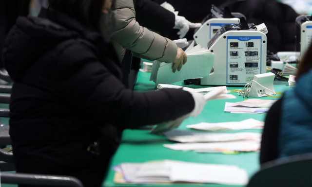 제20대 대통령 선거일인 9일 오후 경남 창원시 마산회원구 마산실내체육관에 마련된 개표소에서 개표가 진행되고 있다. 경남지역 투표율은 76.4％로 잠정 집계됐다. /창원=연합뉴스