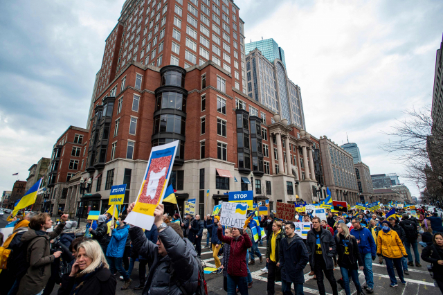 미국 매사추세츠주 보스턴 시내에서 지난 6일(현지시간) 시위대가 러시아의 침공을 규탄하고 러시아산 원유 수입 금지, 우크라이나 영공 폐쇄 등을 촉구하는 구호를 외치고 있다./AFP 연합뉴스
