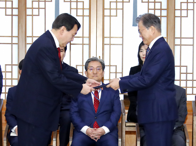 文, 오전께 윤 당선인에게 축하 예정… 다음주께 대면 회동할 듯