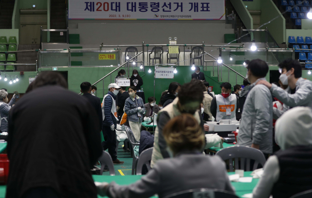 제20대 대통령 선거일인 9일 오후 경남 창원시 마산회원구 마산실내체육관에 마련된 개표소에서 개표가 진행되고 있다. /연합뉴스