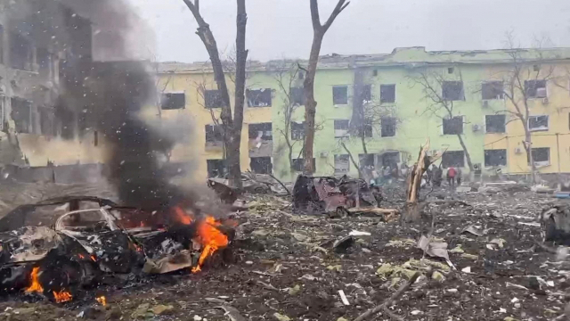 러시아의 우크라이나 침공으로 파괴된 자동차와 병원 건물./로이터연합