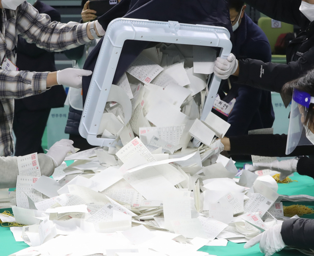 9일 울산 남구 문수체육관에 마련된 개표소에서 선거 사무원들이 개표를 진행하고 있다. / 연합뉴스