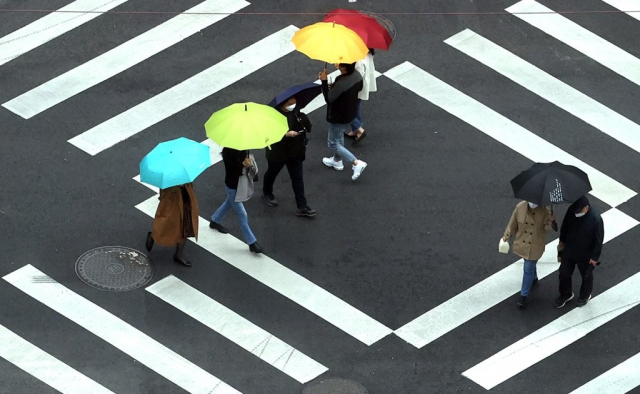 봄비에 사람들이 우산을 챙겨 걷고 있다/연합뉴스