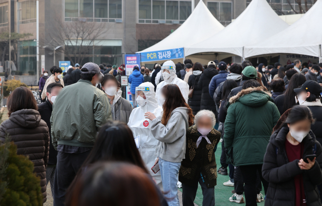 보건소 선별진료소에서 시민들이 검사를 기다리고 있다./연합뉴스