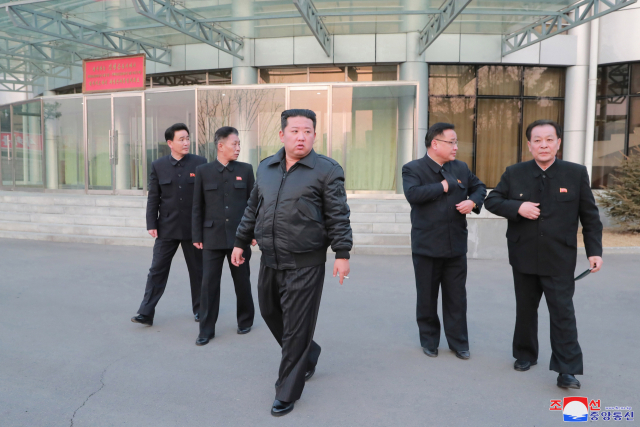 김정은 북한 국무위원장이 국가우주개발국을 시찰하고 5년내 다량의 정찰위성 배치 의지를 드러냈다./연합뉴스