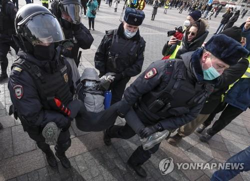 전쟁 반대 시위대 체포하는 러시아 경찰. EPA연합뉴스