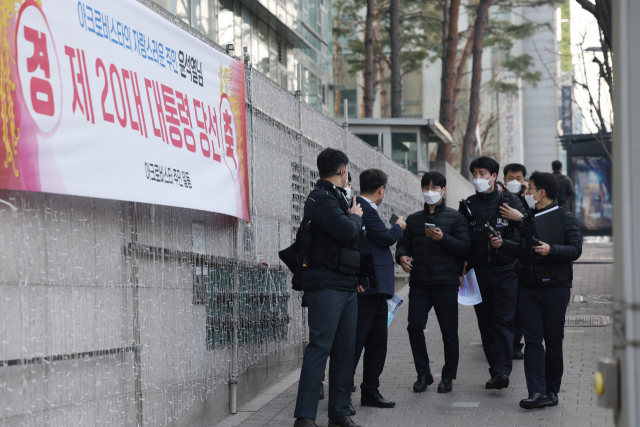 10일 오전 윤석열 제20대 대통령 당선인의 서초동 자택에서 경찰들이 순찰하고 있다. 연합뉴스