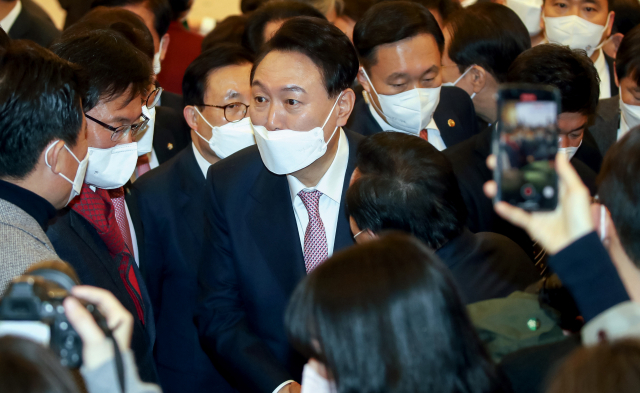 윤석열 대통령 당선인이 10일 오후 국회 도서관에서 열린 국민의힘 선대위 해단식을 마친 뒤 행사장을 나서며 관계자들과 인사하고 있다. 국회사진기자단