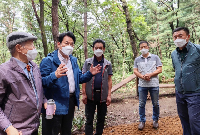 백군기(왼쪽 두번째) 용인시장이 구성도시자연공원 시민녹색쉼터 현장을 점검하고 있다. /사진제공=용인시