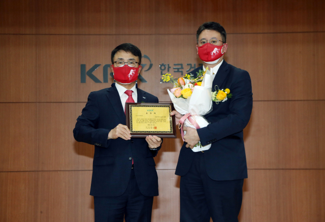 10일 오전 한국거래소 서울사무소에서 개최된 시상식에서 표창 수여 후 임재준(왼쪽) 한국거래소 유가증권시장본부 본부장이 허도영 삼성바이오로직스 상무에게 ‘2021년 유가증권시장 영문 공시 우수법인’ 표창장을 수여하고 기념 촬영을 하고 있다. 사진 제공=한국거래소