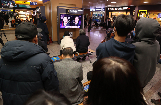 제20대 대통령 선거일인 9일 서울역에서 시민들이 방송 3사 출구조사 결과 방송을 보고 있다. 성형주 기자