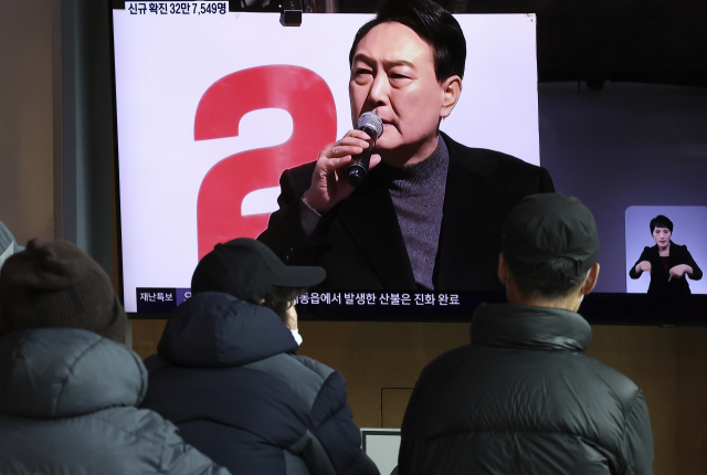 10일 서울역에서 시민들이 윤석열 대통령 당선인 관련 뉴스를 보고 있다. 연합뉴스