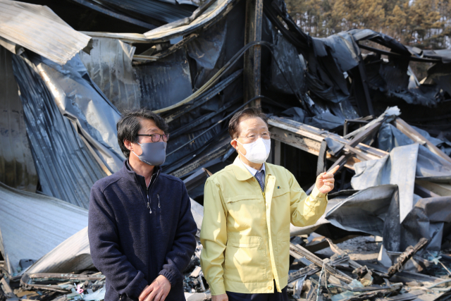 윤대희(오른쪽) 신용보증기금 이사장이 10일 경북 울진군 울진현대상사를 방문해 이정희 대표로부터 산불 피해 및 애로 사항을 듣고 있다. 경북 울진, 강원 강릉·동해·삼척 지역 피해 중소기업은 신보를 통해 △운전 자금 최대 5억 원 △소요 자금 범위 내 시설 자금 △고정보증료율 0.1% △보증비율 우대(90%) △기존 보증 전액 만기 연장 등 특별 지원을 받을 수 있다. 사진 제공=신용보증기금