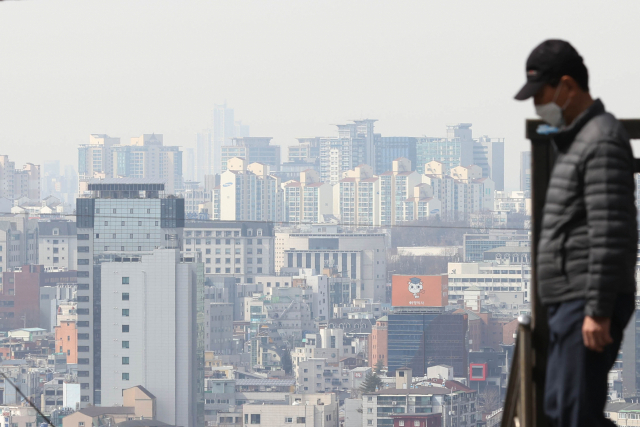 수도권에 미세먼지 예비 저감조치가 발령된 지난 10일 오후 서울 도심이 뿌옇게 보인다. 연합뉴스