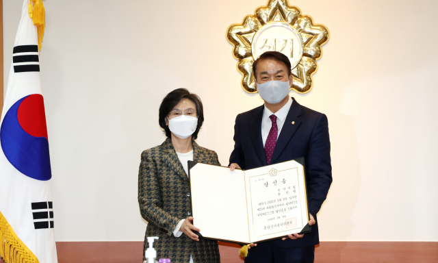 노정희 중앙선거관리위원회 위원장이 10일 오전 경기도 과천시 중앙선거관리위원회에서 국민의힘 서일준 의원에게 윤석열 대통령 당선인의 당선증을 전달한 뒤 기념촬영을 하고 있다. /연합뉴스