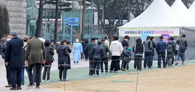 11일 오전 서울광장 코로나19 임시선별검사소에서 시민들이 검사를 위해 줄을 서 있다. 연합뉴스