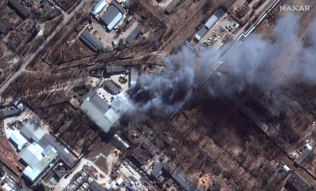 10일(현지시간) 우크라이나 체르니히우 남부의 산업단지가 우크라이나의 공격을 받아 불타는 모습을 위성에서 촬영한 사진. AFP연합뉴스