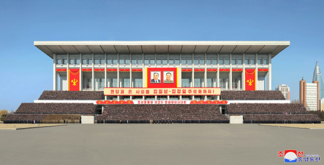 북한에서 지난 2일 초급당비서대회가 열려 참가자들이 기념촬영을 하고 있다./연합뉴스