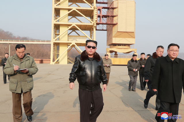 김정은 북한 국무위원장이 대륙간탄도미사일(ICBM)로 전용 가능한 장거리 로켓을 발사할 수 있는 서해위성발사장을 찾아 이동하고 있다./연합뉴스
