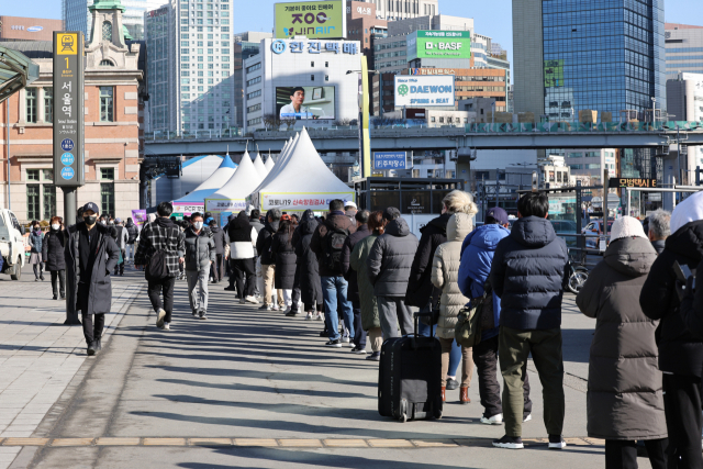 지난 6일 오전 서울역광장 임시선별검사소에서 피검자들이 줄을 서 있다. 연합뉴스