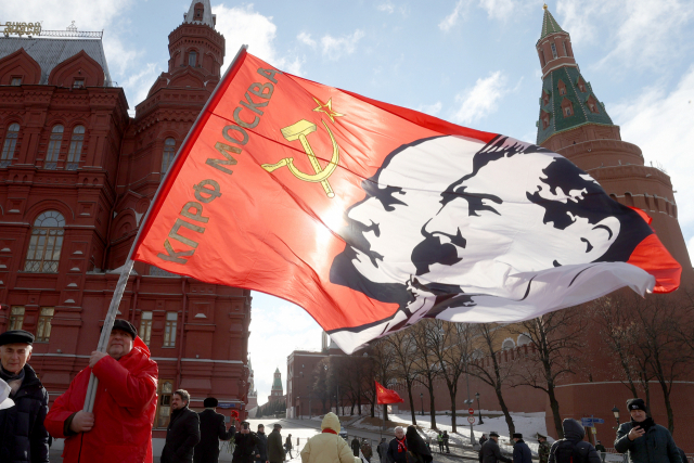 지난 5일 러시아 모스크바 붉은 광장에서 한 시민이 이오시프 스탈린이 그려진 깃발을 흔들고 있다./TASS 연합뉴스