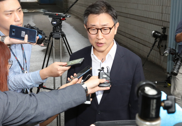 지난 2017년 10월 집행유예로 풀려난 김형준 전 부장검사가 서울고법을 나서며 기자들의 질문에 답하고 있다. /연합뉴스