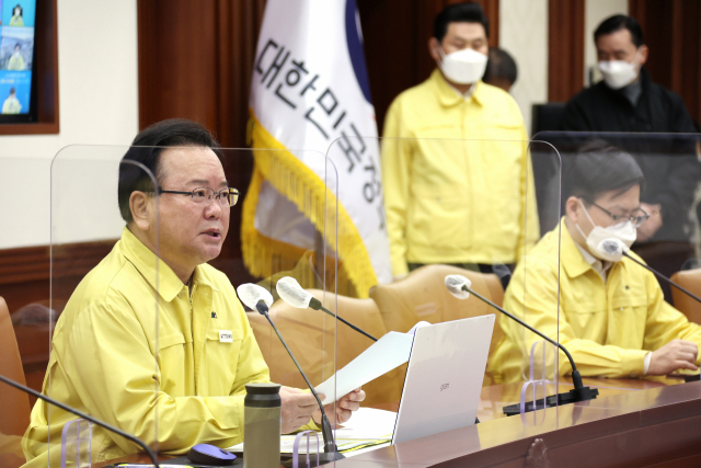 김부겸 국무총리가 11일 정부서울청사에서 열린 코로나19 대응 중앙재난안전대책본부 회의를 주재하고 있다./연합뉴스