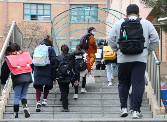 서울의 한 초등학교에서 학생들이 등교하고 있다.연합뉴스