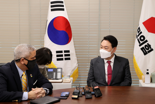 윤석열 대통령 당선인이 11일 오후 서울 여의도 국민의힘 당사에 마련된 당선인 사무실에서 크리스토퍼 델 코소 주한 미국대사대리를 접견하고 있다. 성형주 기자