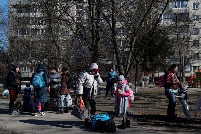 우크라이나 북부 도시 이르핀에서 10일(현지 시간) 현지 주민들이 러시아군의 공격으로부터 대피하기 위해 대기하고 있다. 로이터연합뉴스