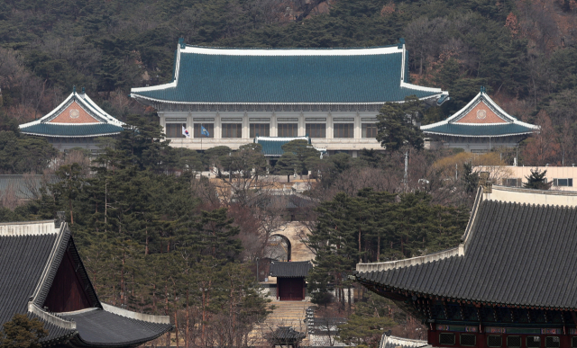 20대 대통령 선거 다음 날인 지난 10일 경복궁 뒤로 보이는 청와대. 이날 유영민 대통령 비서실장과 이철희 정무수석은 윤석열 대통령 당선인에게 ‘대통령 문재인. 당선을 축하드린다’고 적힌 축하 난을 전달했다. 연합뉴스