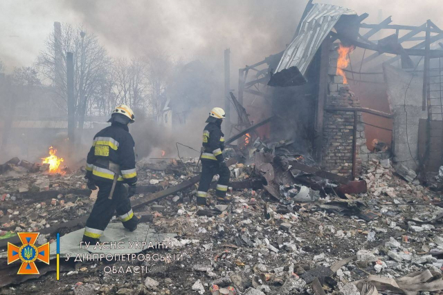 11일(현지시간) 우크라이나 중남부 드니프로에서 구조대원들이 공습 피해 현장 복구작업에 나서고 있다. 로이터연합뉴스