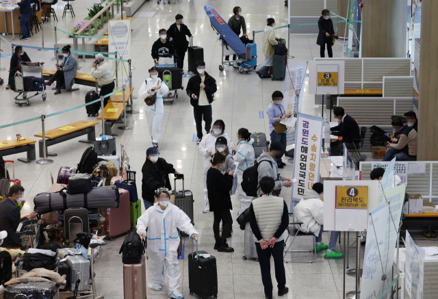 11일 오후 인천국제공항 제1터미널에서 해외 입국자들이 이동하고 있다. 연합뉴스