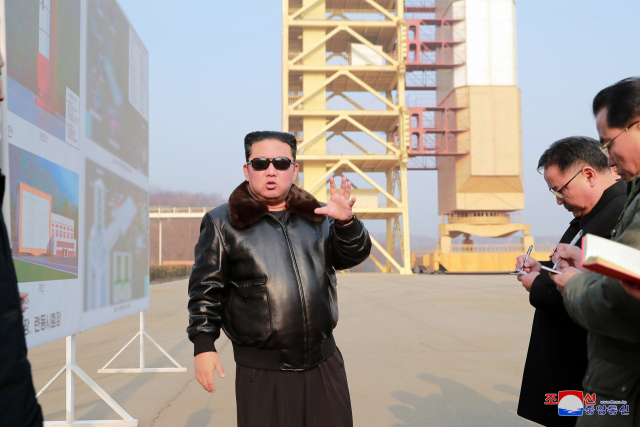 김정은 북한 국무위원장이 장거리 로켓을 발사할 수 있는 서해위성발사장을 방문해 발언하고 있다./연합뉴스