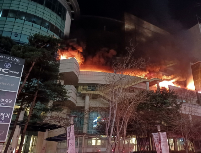 12일 오전 4시 4분께 경기도 부천시 상동에 있는 복합쇼핑몰 뉴코아아울렛 건물에서 큰불이 났다. 이 불로 9층짜리 건물 중 3층과 4층 일부가 탔고 내부에 있던 10명이 대피했으나 인명피해는 없었다. 소방당국은 화재 발생 2시간 2분 만인 오전 6시 6분께 완전히 불을 껐다./연합뉴스