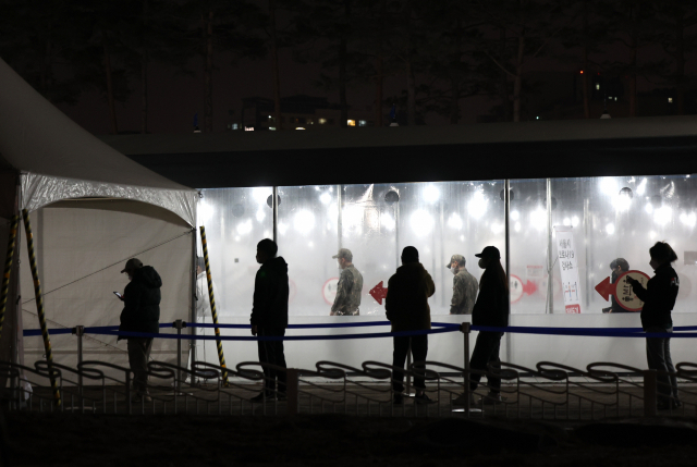 지난 11일 오후 서울 마포구 월드컵공원에 마련된 코로나19 임시 선별검사소에서 시민들이 검사를 받기 위해 줄을 서고 있다. 연합뉴스
