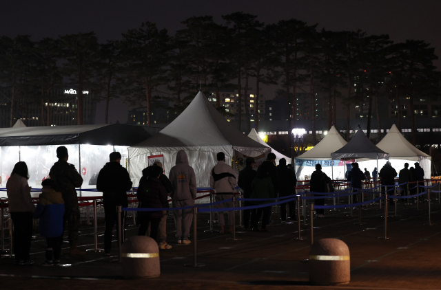 지난 11일 오후 서울 마포구 월드컵공원에 마련된 코로나19 임시 선별검사소에서 시민들이 검사를 받기 위해 줄을 서고 있다. 연합뉴스
