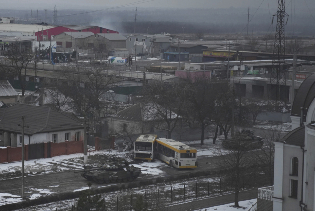 우크라이나 마리우폴의 도심을 러시아군 탱크가 지나가고 있다. /AP연합