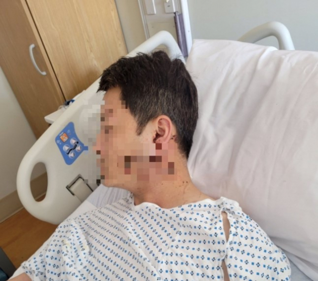 한국계 남성이 지난달 27일 미 뉴욕 플러싱 호텔 앞에서 괴한으로부터 흉기 공격을 받아 병원에서 치료를 받고 있다. /트위터 캡처